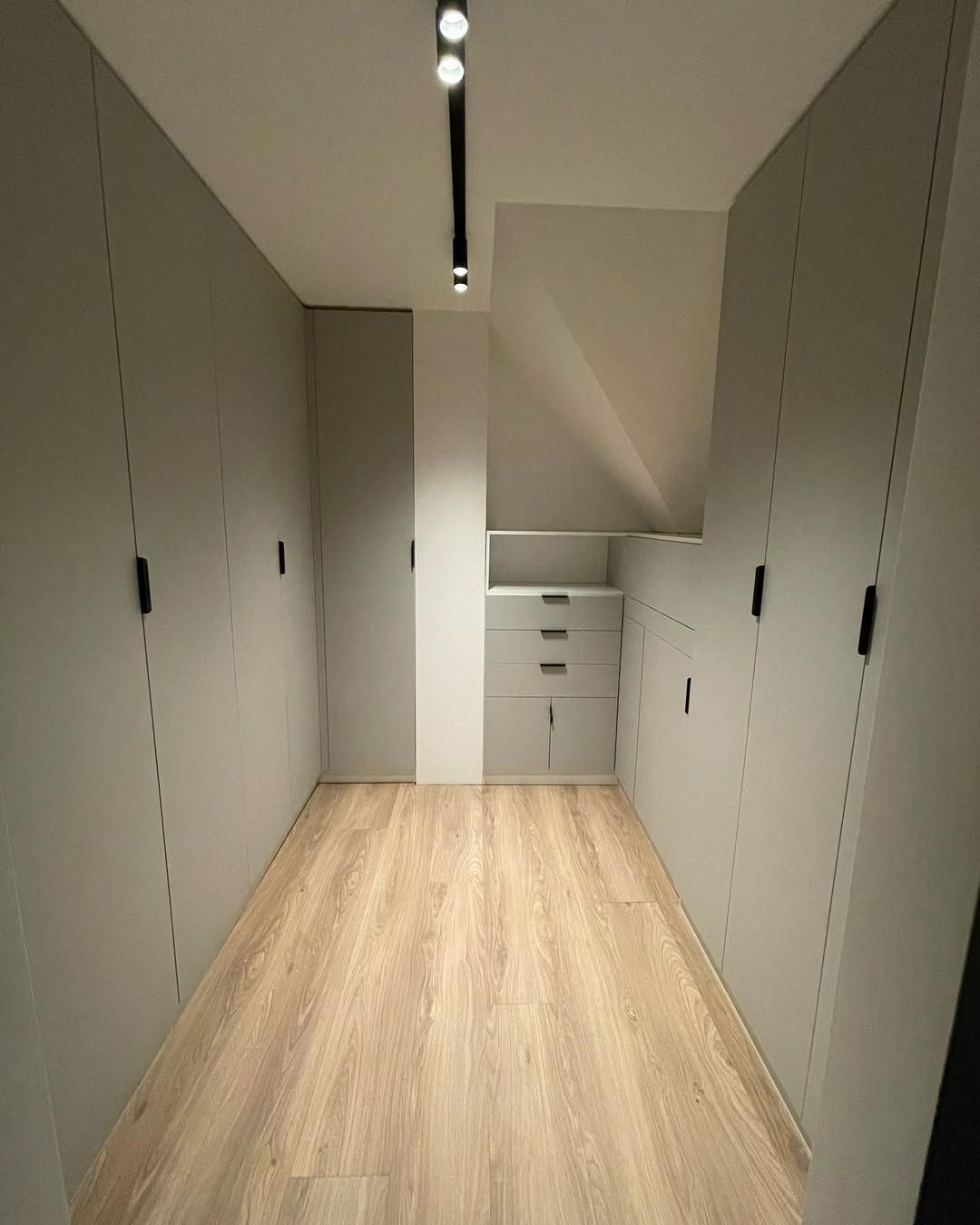 Nowoczesna garderoba z lustrem i oświetleniem LED Słupsk