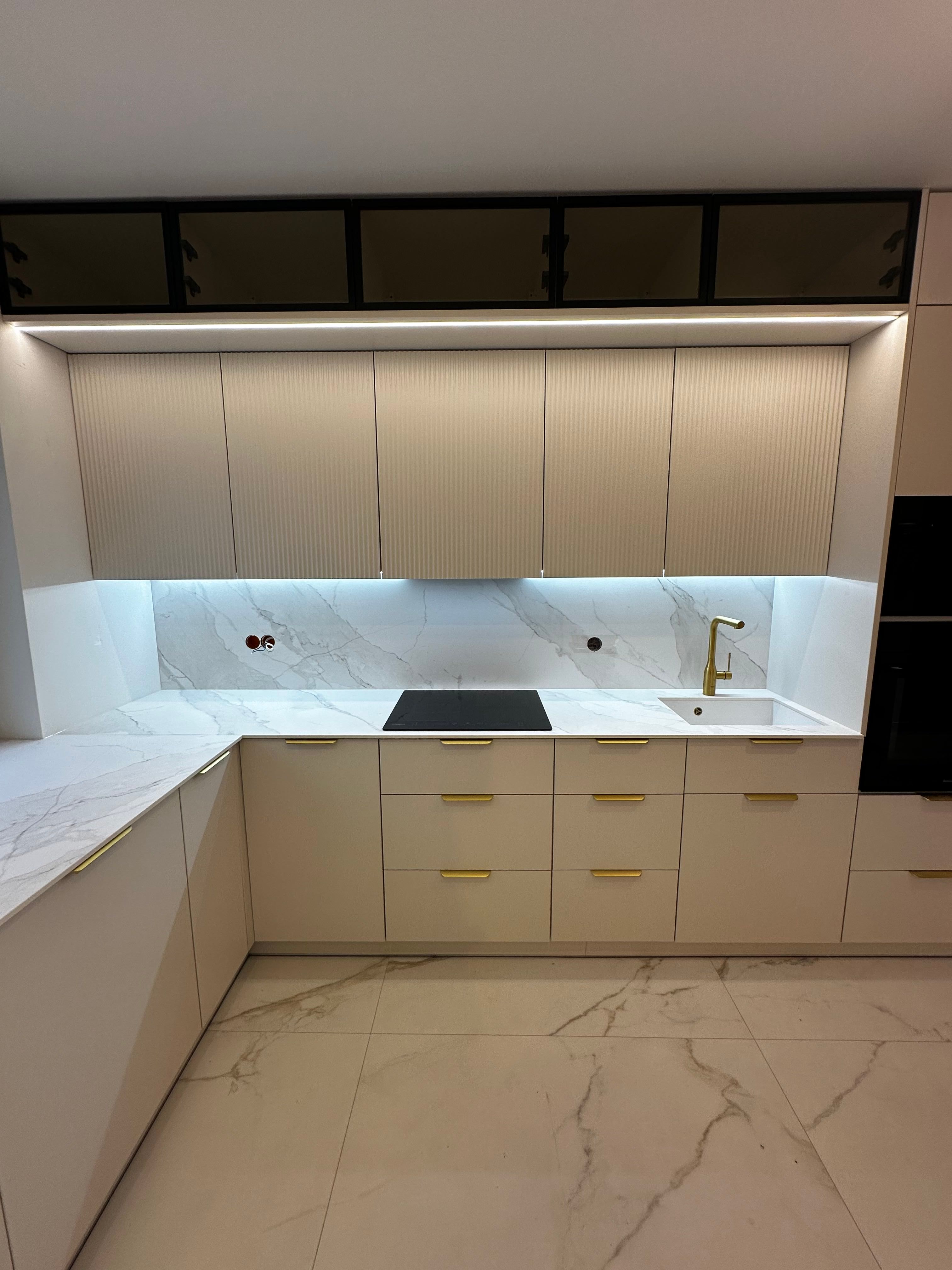 Klasyczna beżowa kuchnia z drewnianym blatem realizacja Ustka