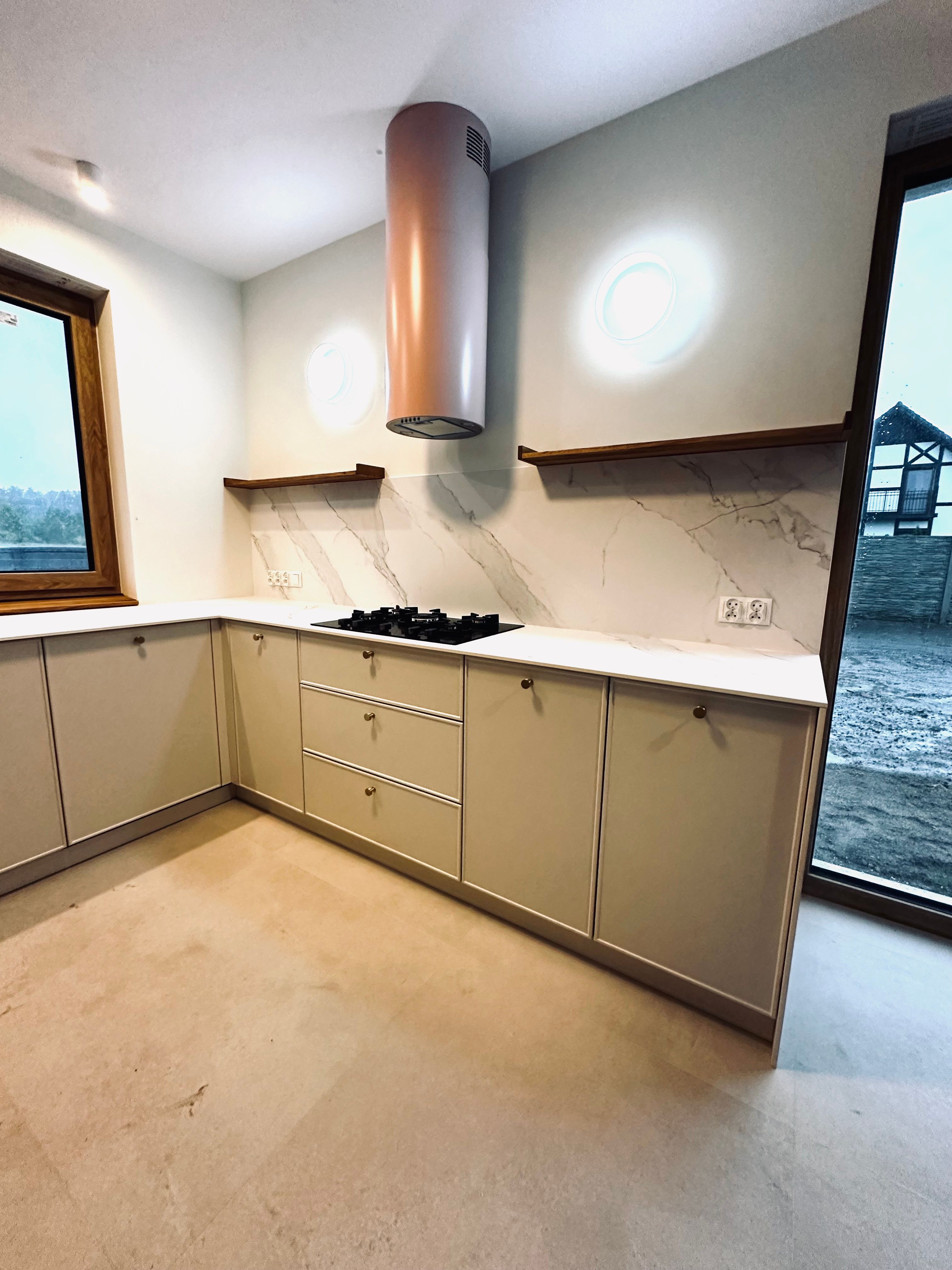 Kuchnia klasyczna z frezowanymi frontami Ustka