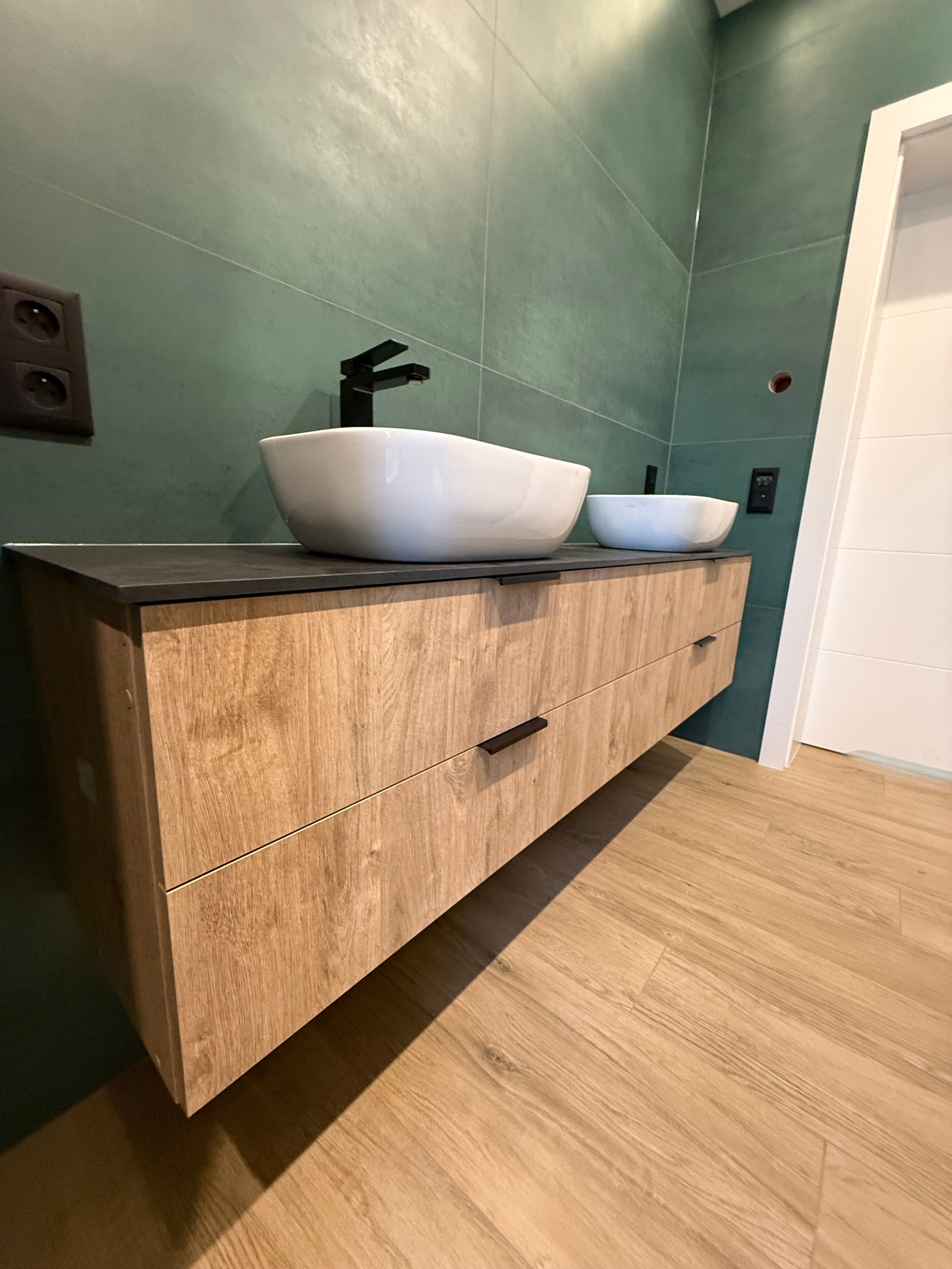 Zabudowa lustra w łazience Bydlino