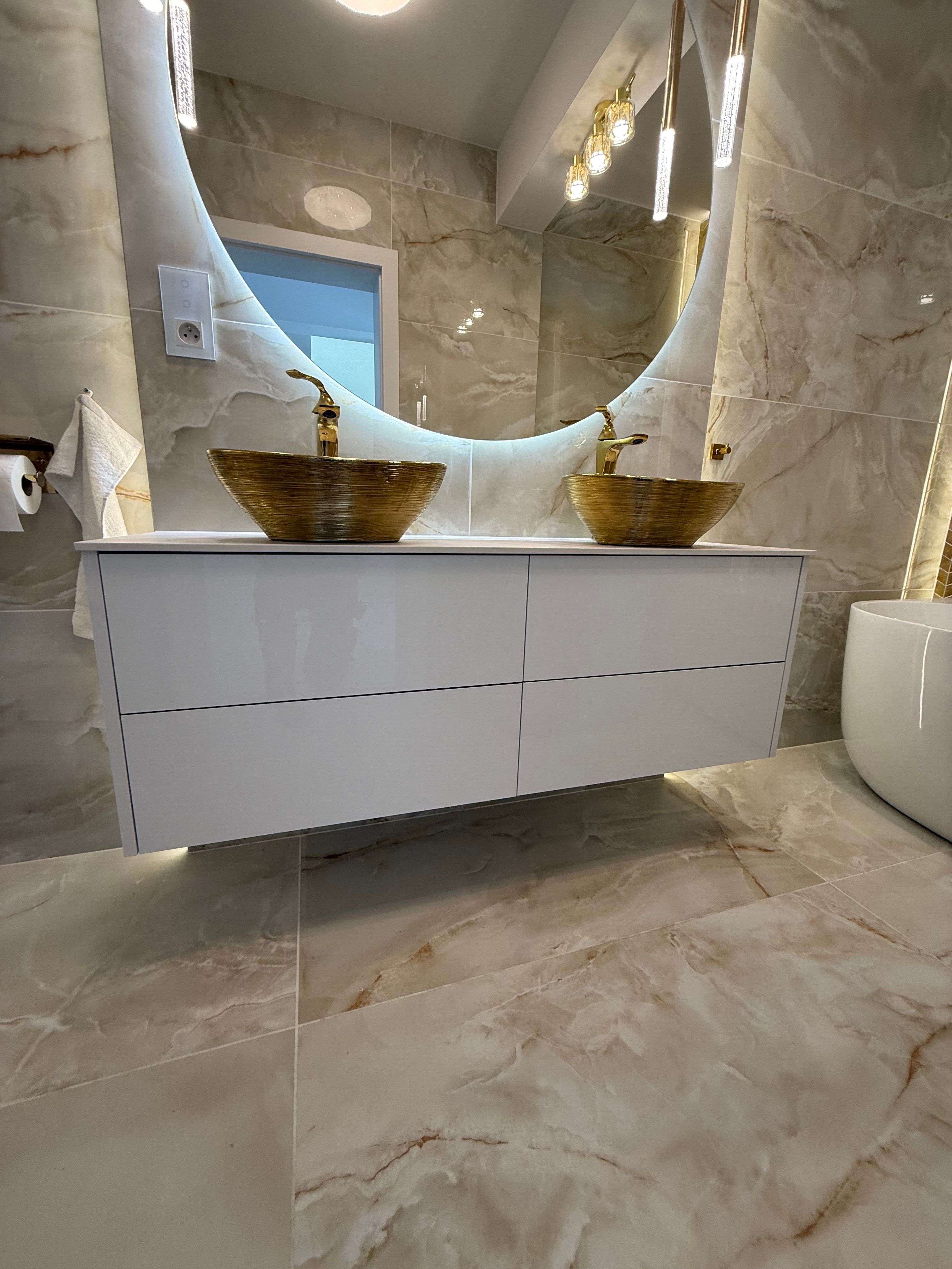 Zabudowa lustra w łazience Bydlino