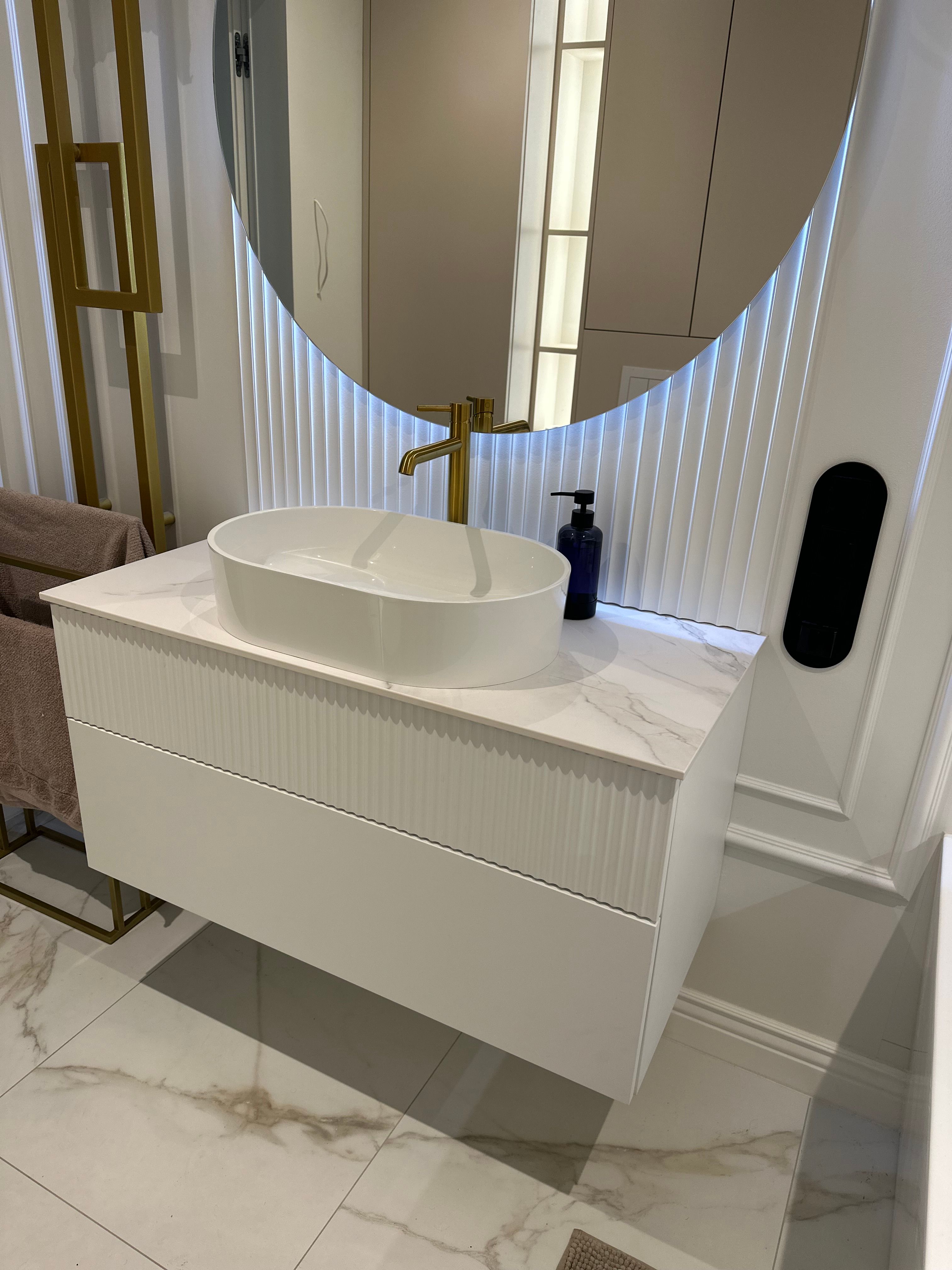 Zabudowa lustra w łazience Bydlino