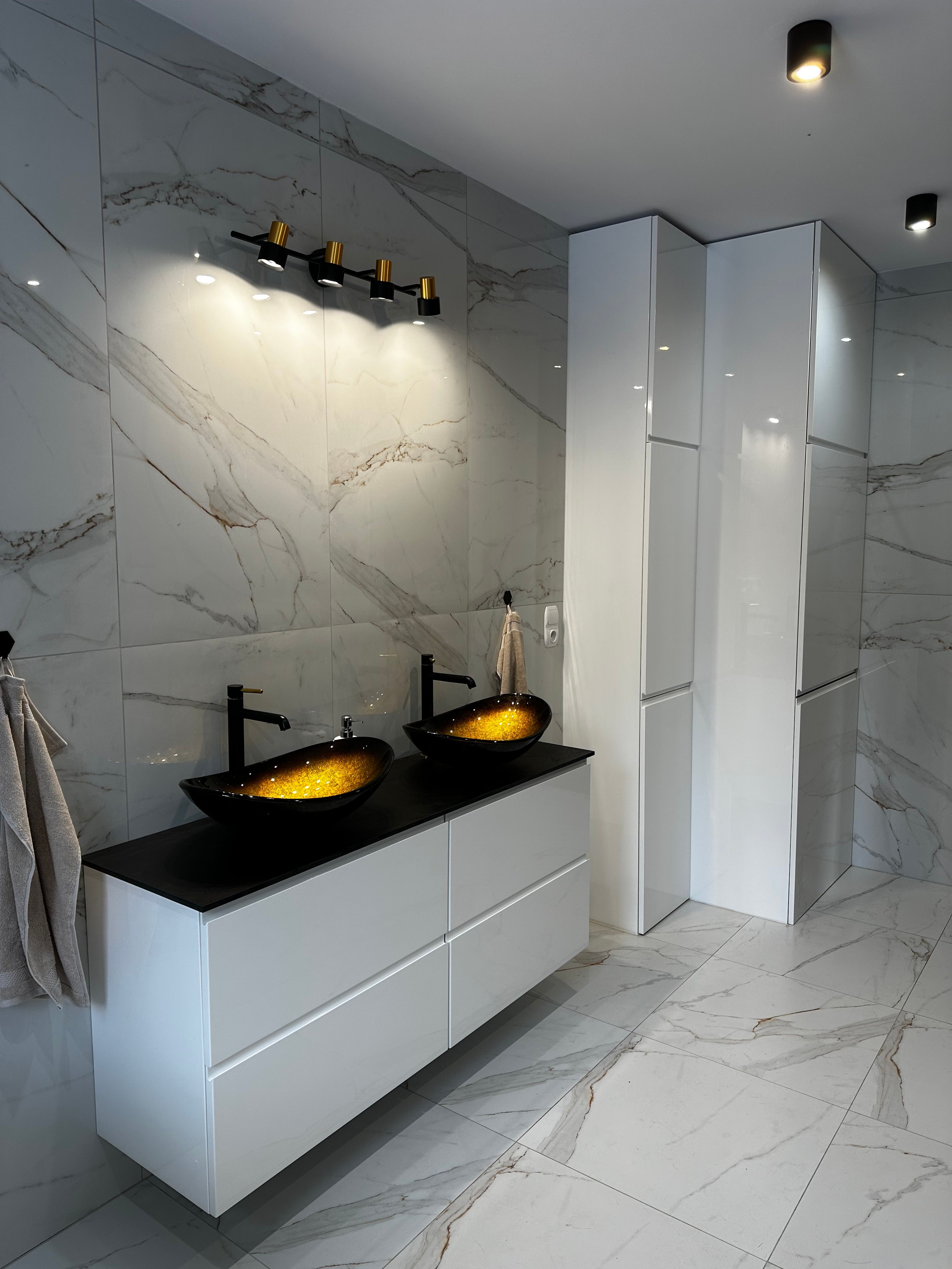 Zabudowa lustra w łazience Bydlino