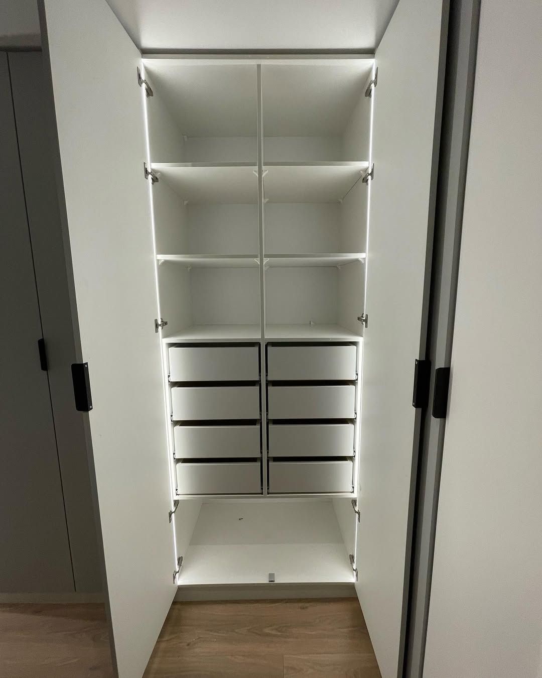 Szafa wnękowa w Ustce - zbliżenie