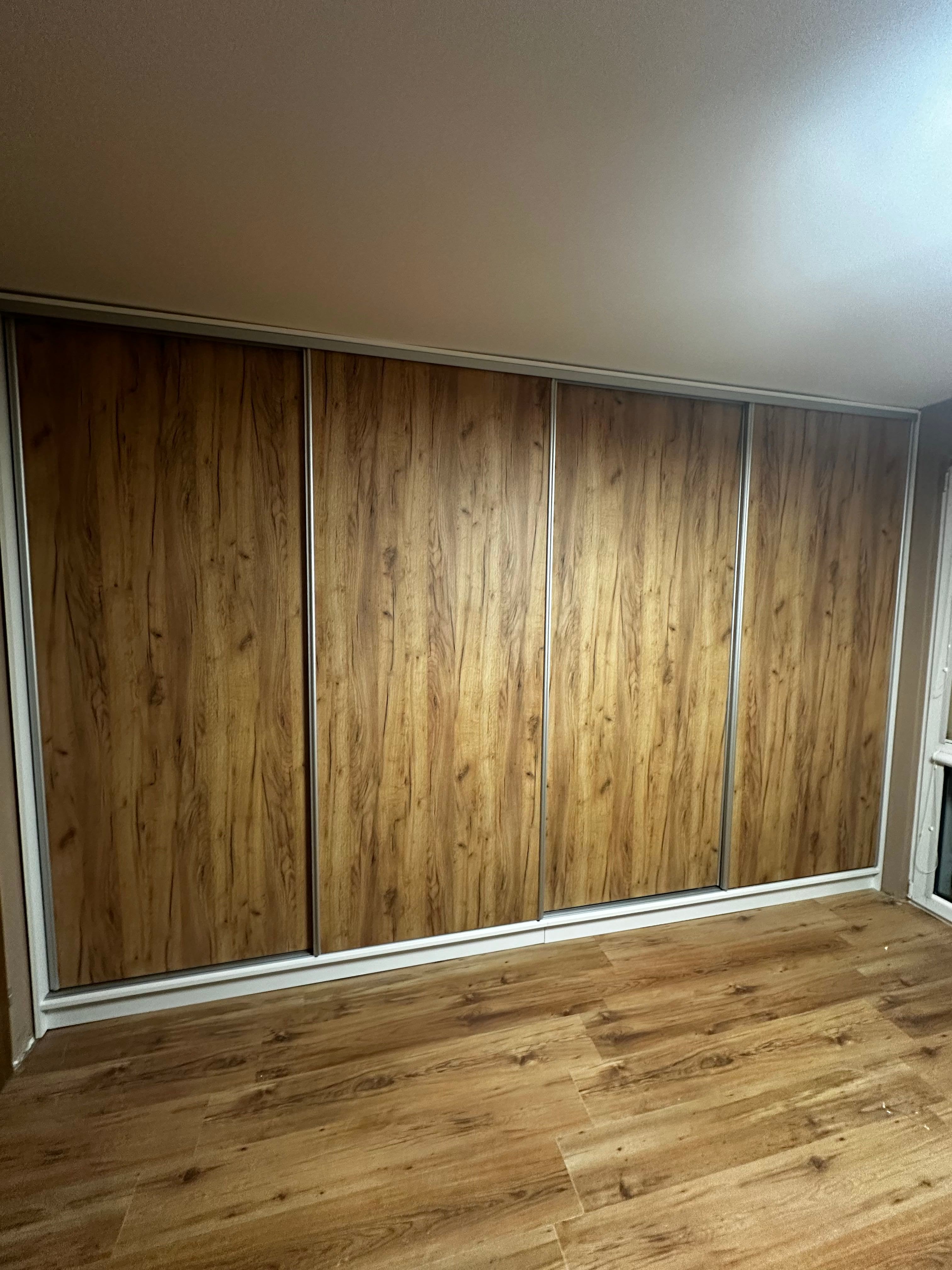 Biała szafa wnękowa na wymiar przedpokój Ustka