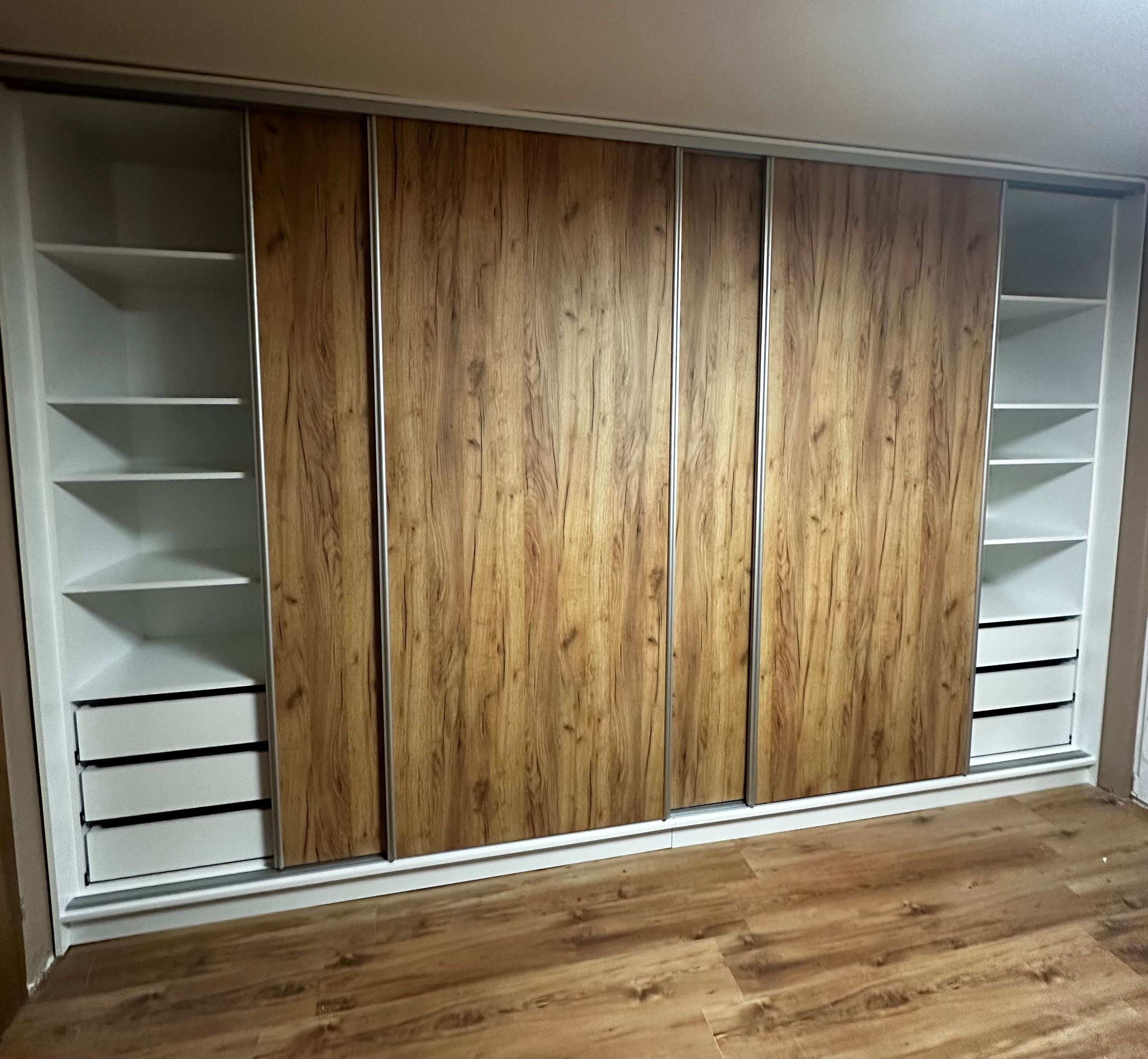 Szafa wnękowa na wymiar z drzwiami przesuwnymi w Słupsku