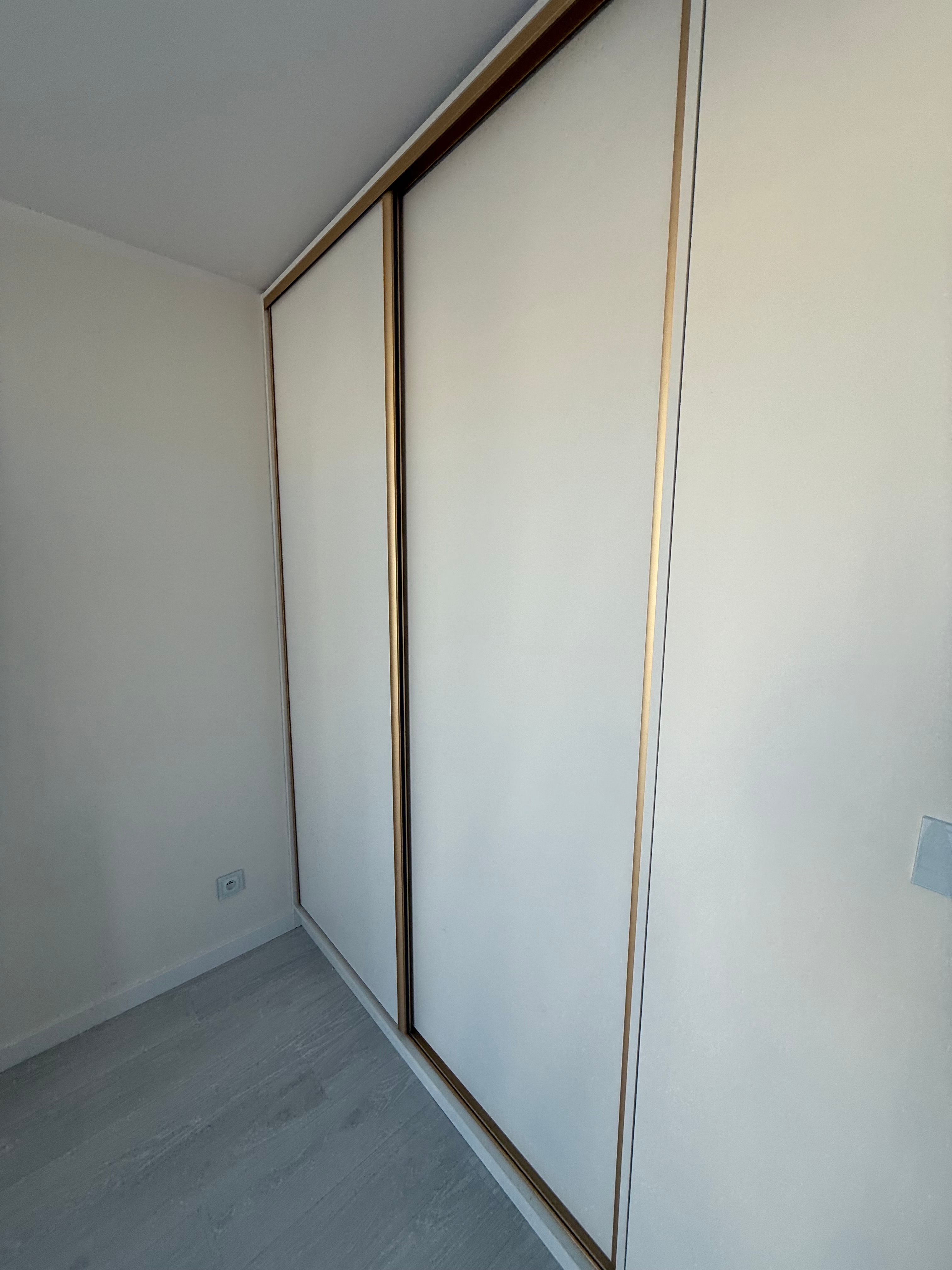 Szafa przesuwna z lustrem w przedpokoju Pomorskie