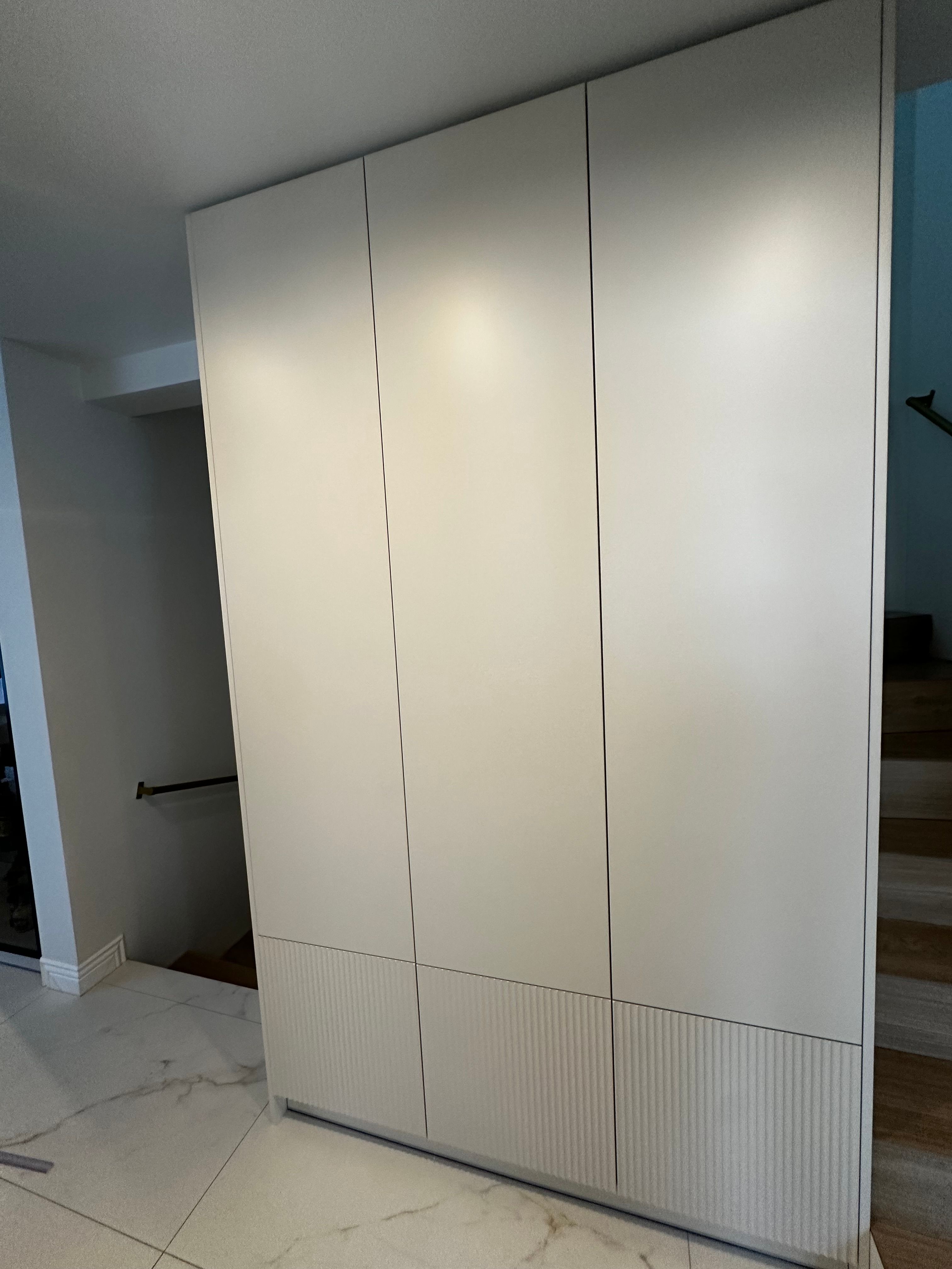 Szafa przesuwna z lustrem w przedpokoju Pomorskie