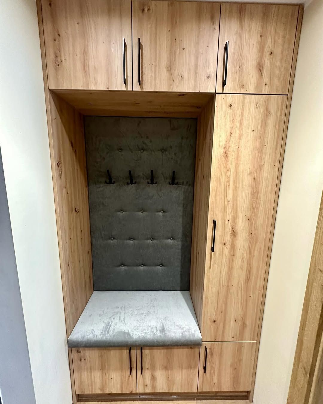 Regał na książki na wymiar we wnęce realizacja Słupsk