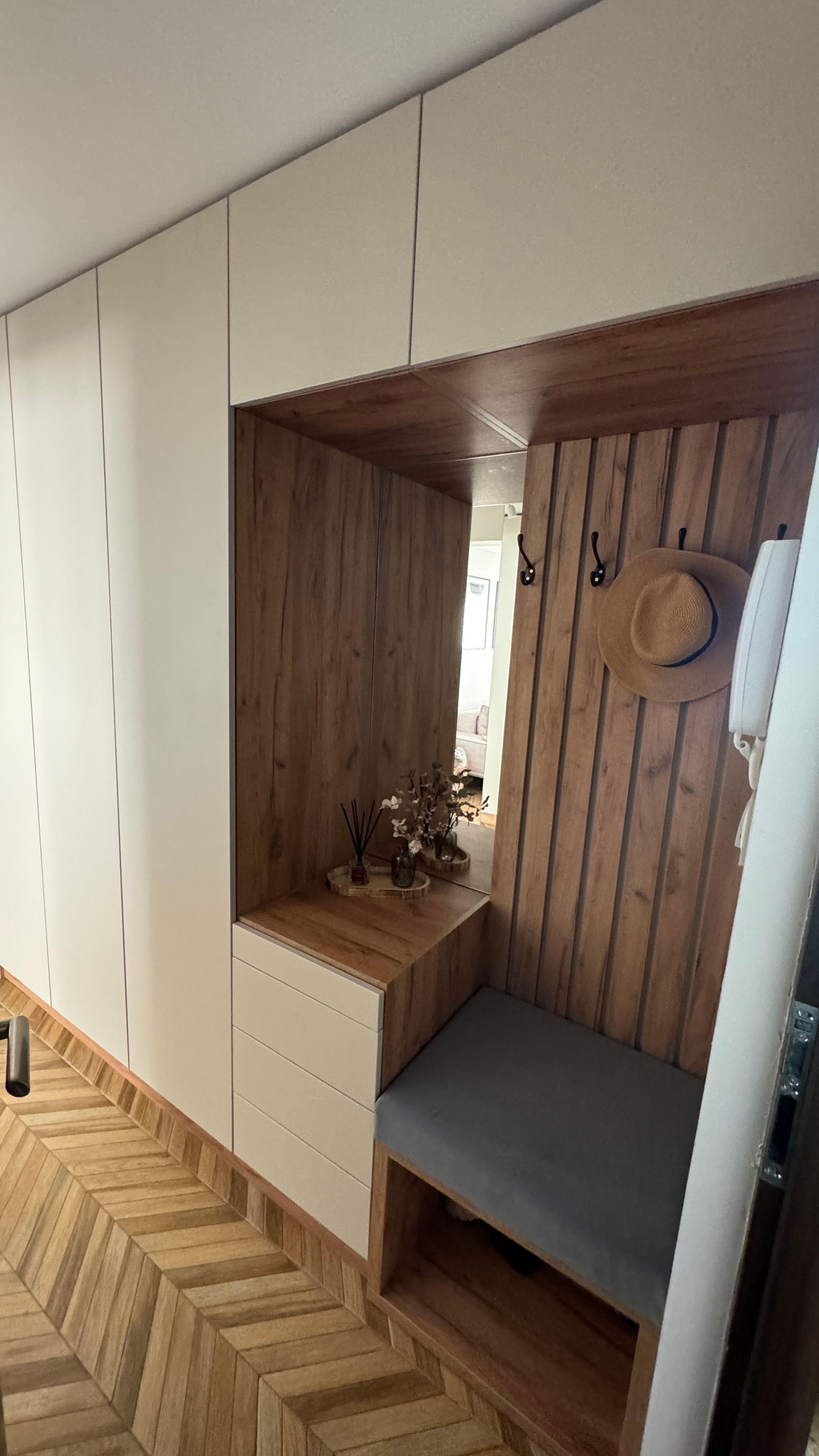 Zabudowa wnęki w przedpokoju Siemianice